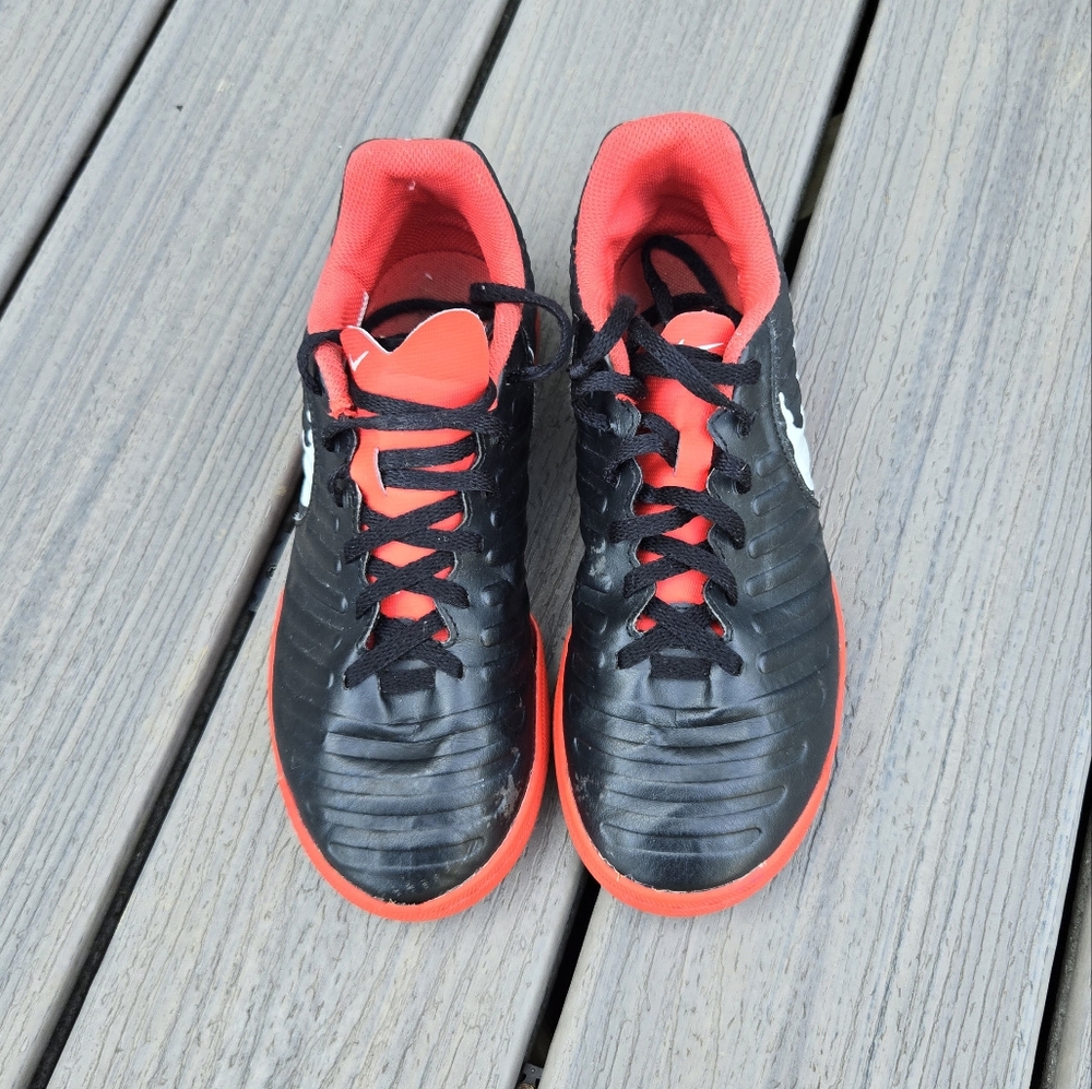 Nike youth soccer shoes